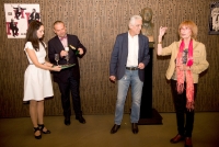 S manželkou a primátorem Martinem Baxou při slavnostním odhalení busty Miroslava Horníčka ve foyer Malé scény v Novém divadle, 2018