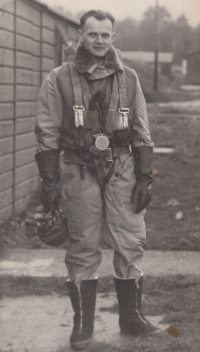 Karel Pošva, letec RAF, cca 1943 nebo 1944