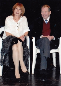 Monika na zkoušce divadelní hry Odcházení s Václavem Havlem