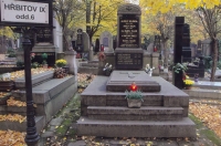 Rodinná hrobka na Olšanských hřbitovech založená roku 1848