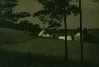 Rodový statek Vlastimila Krejčího - Hrazany čp. 19, foceno z lesa; nedat.