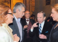 Pavel Pavlovský, jeho manželka Monika Švábová, prezident Václav Havel s Dagmar Havlovou, ministr kultury Pavel Dostál a Jan Burian, ředitel Národního divadla