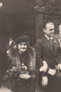 Babička Marie Pošvová a Jiří Pošva (maminčin bratr) na svatbě rodičů, 1944