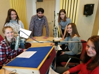 Skupina žáků s panem učitelem Lubošem Chaloupkou, kteří pamětníka natočili, březen 2019