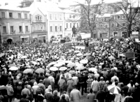 2500-3000 people gathered on the square in Litomyšl, November 1989