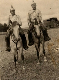 Jezdci na koních, vpravo Vojtěch Kodytek, 1950