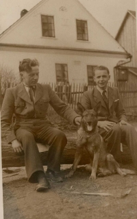 Bratři Kodytkovi před statkem ve Vlčkově, vlevo Vojtěch, asi 1947