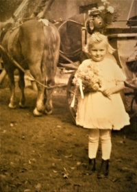 Marie družičkou na svatbě sousedů Štěrbových; Straky; 1945-6