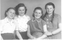 Helena s kamarádkami ze školy