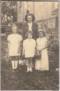 Marta Zděnková vpravo, Štětchovice u kostela, 1952
