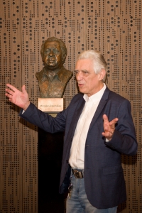 After the ceremonial unveiling of the bust sculpture of Miroslav Horníček in the foyer of the Malá scéna in the New Theater, 2018