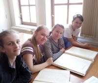 Žáci ZŠ Moravská Nová Ves v archivu při přípravě prezentace o příběhu pana Novenka v rámci projektu Příběhy našich sousedů