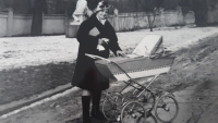 Věra Řeháková, v kočárku je její dcera Marta, je rok 1970 a Věra už ví, že přišla o práci na VŠB