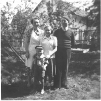 Helena s bratrem, tatínkem a nevlastní maminkou