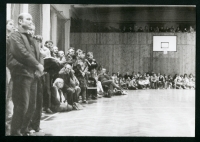 Občanské fórum, které se zakládá v Litomyšli ve sportovní hale 30. 11. 1989