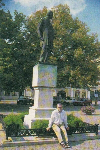 František Zeman u Smetanova pomníku v Litomyšli
