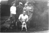 Milada Kozderková (první zleva) s rodinou v Sovenicích
