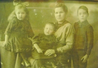 Otto Rinke Sr with his siblings and his mother