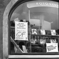 Plakáty ve výkladních skříních