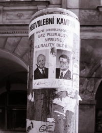 "Vylepšené" podobizny komunistických kandidátů Ladislava Adamce a Vasila Mohority