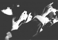 Zvednuté pravice demonstrantů do "V", symbolu vítězství