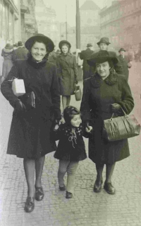 Manželka Františka Kubíčka s matkou a tetou.