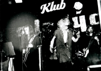 Vystoupení kapely Homo ludens na Večeru Klubu mladých v litomyšlském Smetanově domě, zleva Jan Rychtařík, tanečník Vladimír Vomela a Ladislav Urban, 29. ledna 1987