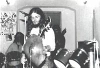 Zakladatel skupiny Jan Rychtařík při vystoupení v Tržku, duben 1990