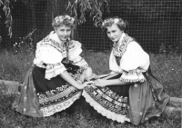 Hody v Pohořelicích, pamětnice nalevo, 1956