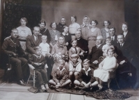 Fotografie rodiny Bubílkovy; sedící nejstarší jsou babička a dědeček, Vojtěch Bubílek je sedící druhý zleva, sedící vpravo na kraji je Karlův otec, Karel sedí na opěradle křesla vedle dědečka, maminka stojí za otcem