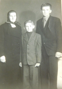 Drahomíra Frantíková se syny Vojtěchem a Miroslavem. Tuto fotografii měl otec ve vězení u sebe