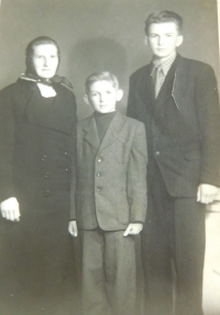 Drahomíra Frantíková se syny Vojtěchem a Miroslavem. Tuto fotografii měl otec ve vězení u sebe