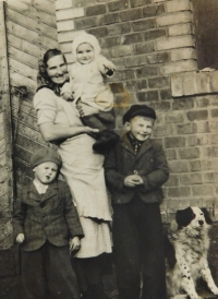 Drahomíra Frantíková se syny Vojtěchem, Rostislavem a Miroslavem