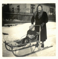 Jaroslava se svou babičkou Annou asi v roce 1947
