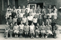Jiří Zajíc (2. řada shora, zcela vlevo) v 7. třídě základní školy, 1963