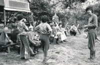 Jiří Zajíc (zcela vpravo s ešusem) na táboře v Nedrahovicích, cca 1974