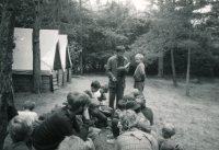 Jiří Zajíc (stojící s knihou) na táboře v Holostřevech, cca 1985