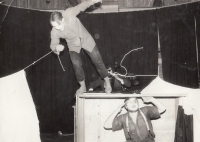 Shora dolů: Štěpán Málek s principálem divadelního souboru Trimola Petrem Stančíkem (později významným literátem) v divadelní hře "A", 1983