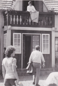 Z natáčení seriálu Synové a dcery Jakuba skláře; Herečka Jana Štěpánková, zády Luděk Munzar a vpředu pomocná režie