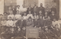 Skupina sklářů Tasice, Karel Kohoutek pátý zleva v prostřední řadě (nejmenší), 1922