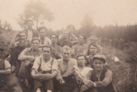 Karel Kohoutek, tatínek pamětnice, v bílé košili, třetí zleva v horní řadě 