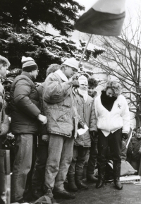 Monika Brázdová na fotografii třetí zprava vystupuje na pódiu s dalšími studenty na demonstraci na Horním náměstí v Humpolci v den generální stávky 27. listopadu 1989