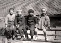 Petr Bureš (zcela vlevo) s dalšími dětmi ve Starém Dvoře (r. 1958)