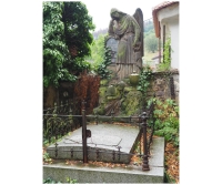 Hrob manželů Nolčových (spřízněný rod) u všenorského kostela 