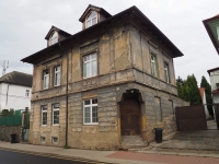 Bývalý koloniál – jedna z prvních budov v Mokropsích