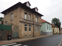 Bývalý koloniál – jedna z prvních budov v Mokropsích, další v řadě rovněž historické, rekonstruované