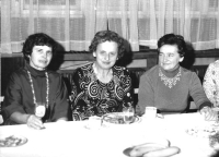 Setkání třídy obecné školy (pravděpodobně) po šedesáti letech; uprostřed Eva Dušková (Freyová), Božena Skálová vpravo