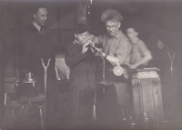 Karel Kohoutek (vpravo) zaučuje mladíka v huti, archiv L. Trpišovské