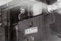 Josef Chrástka jako strojvedoucí, strojová stanice Volary, září 1959. První služba po strojvůdcovských zkouškách