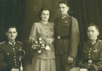Svatba Heleny Samcové a Otty Rinkeho v říjnu 1943. Za svědky šli němečtí policisté - kolegové Otty Rinkeho